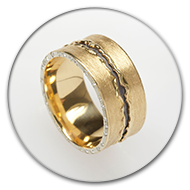 Ring aus 750 Gelbgold und 925 Silber, auf beiden Seiten sind in unregelmässigen Abständen Brillanten eingearbeitet